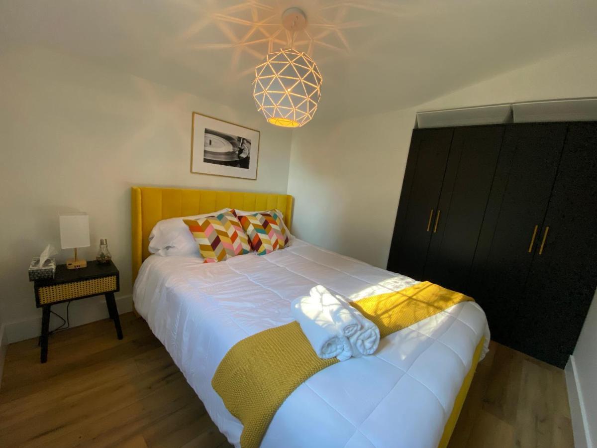 Stylish Downtown Kingsville Getaway With Putting Green, Firepit & Games Exterior foto