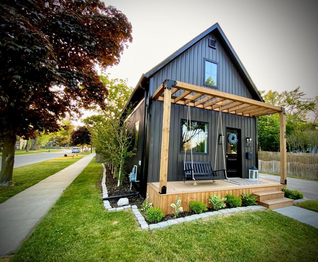 Stylish Downtown Kingsville Getaway With Putting Green, Firepit & Games Exterior foto