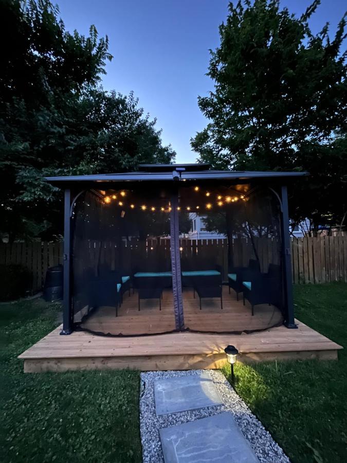 Stylish Downtown Kingsville Getaway With Putting Green, Firepit & Games Exterior foto