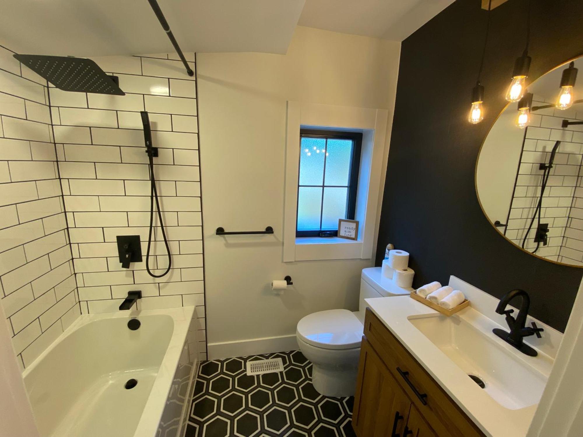 Stylish Downtown Kingsville Getaway With Putting Green, Firepit & Games Exterior foto